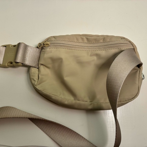 Lululemon 1L Belt bag - Colour Trench - Picture 2 of 2